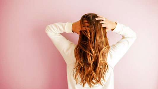 Femme de se tenant les cheveux