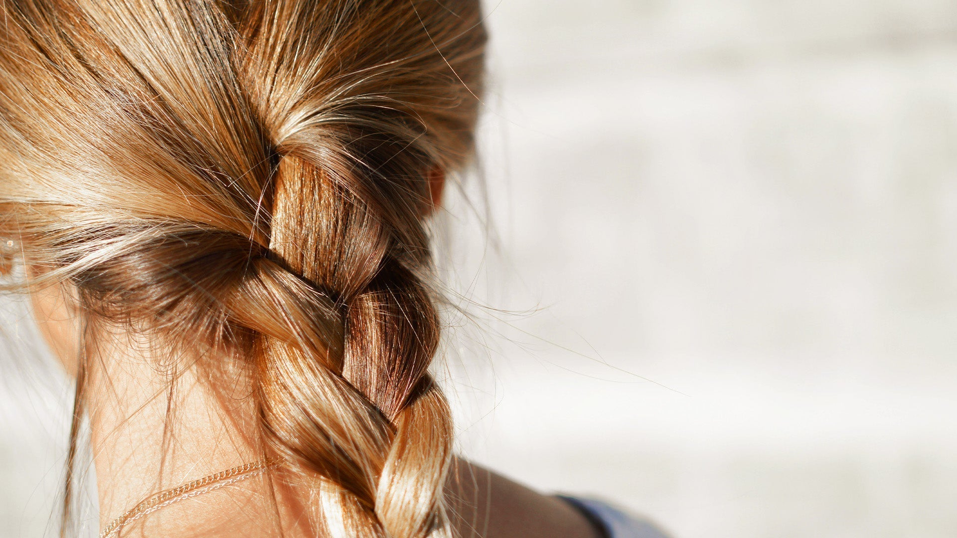 Femme avec des cheveux gras