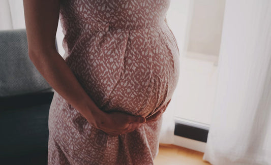 Femme tenant son ventre de femme enceinte