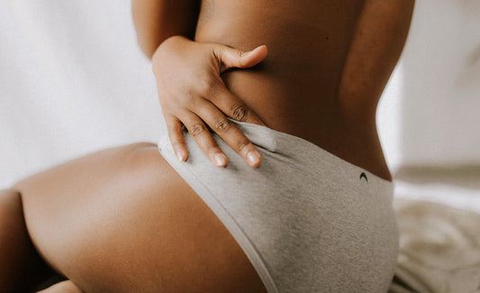 Femme se tant le bas du ventre