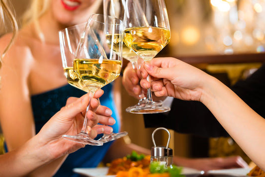 Image de plusieurs amies buvant un verre de vin blanc