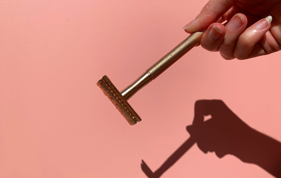 Main de femme tenant un rasoir 