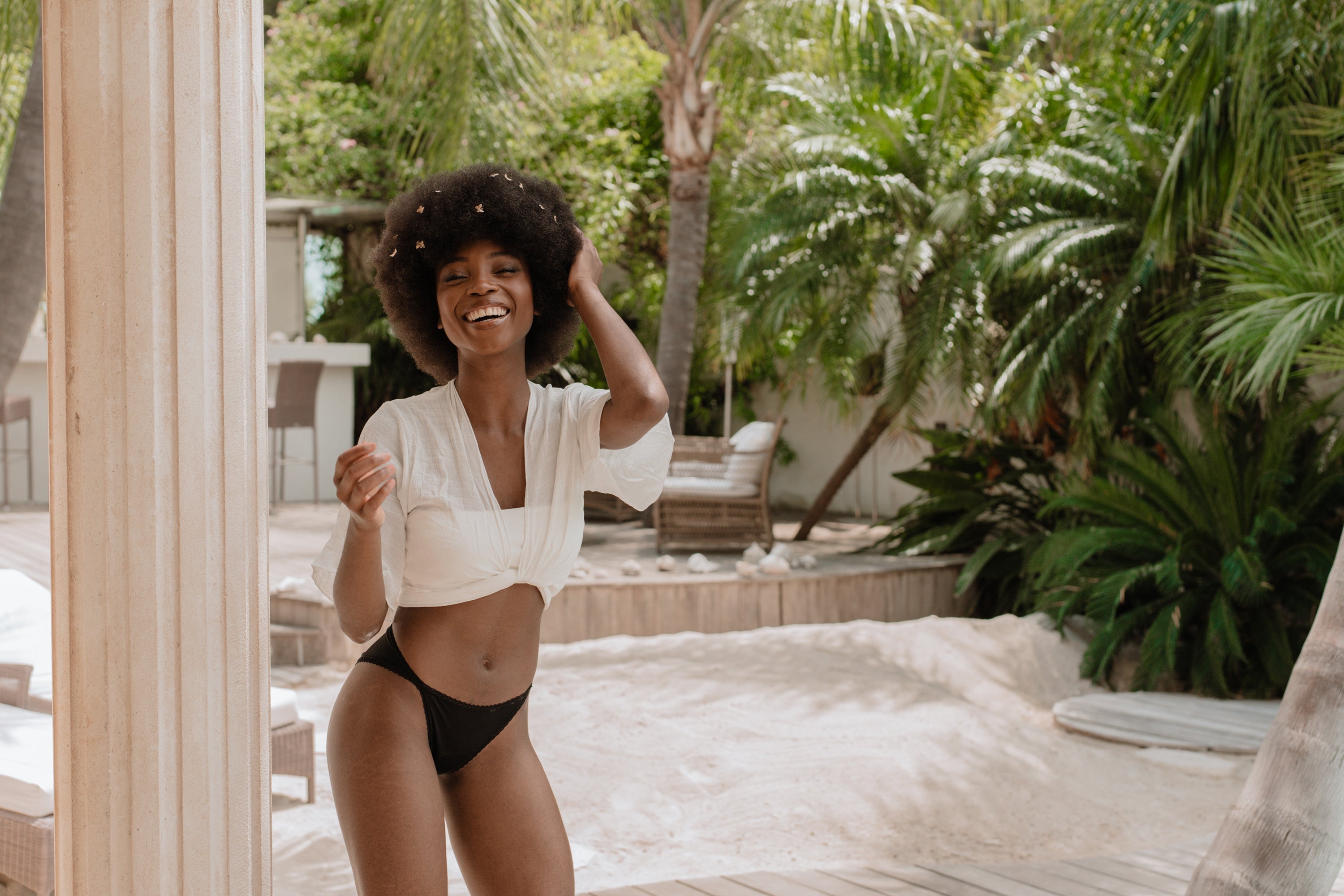 Femme souriante en culotte menstruelle