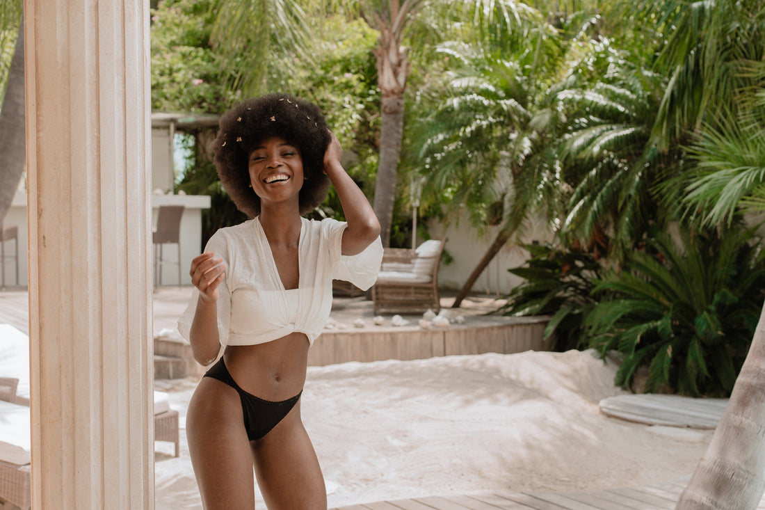 Femme souriante en culotte menstruelle