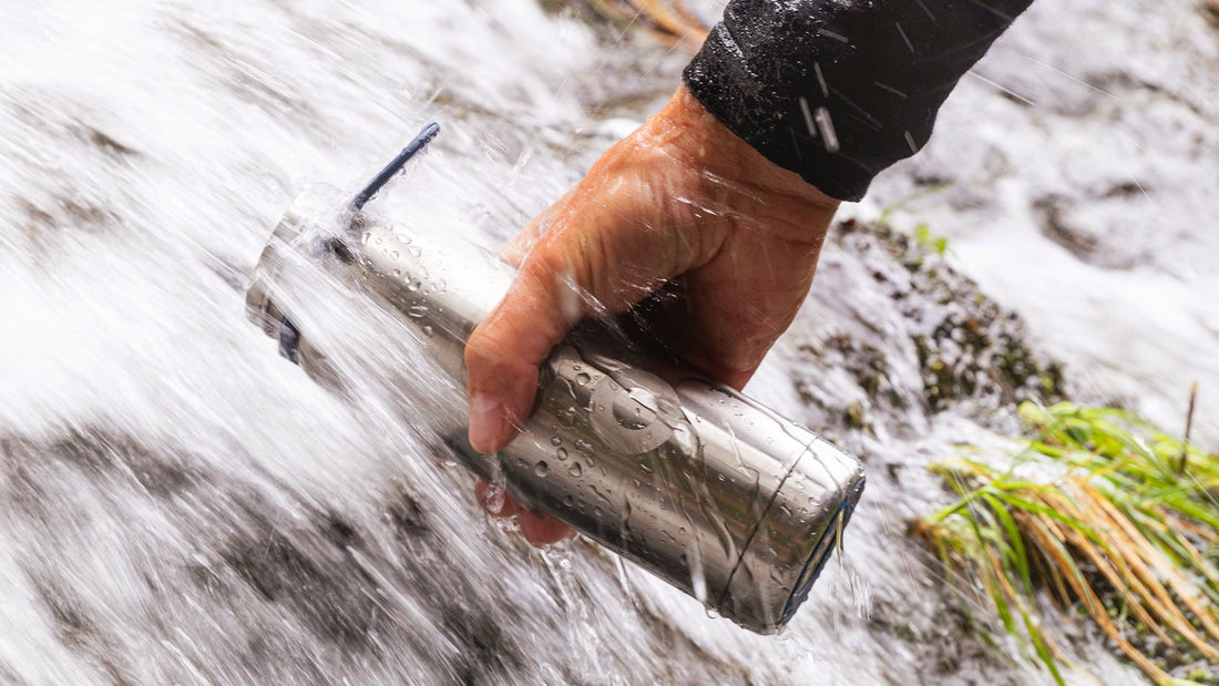 Image de gourde en inox dans de l'eau
