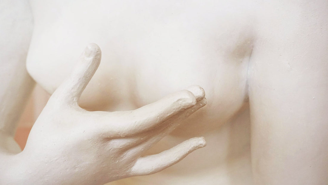 Sculpture de femme se touchant la poitrine