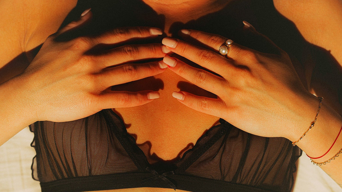 Femme se tenant la poitrine