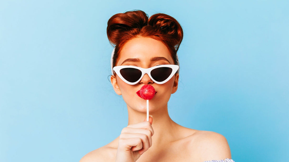 Femme avec des lunettes de soleil