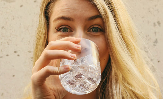 femme qui boit de l'eau