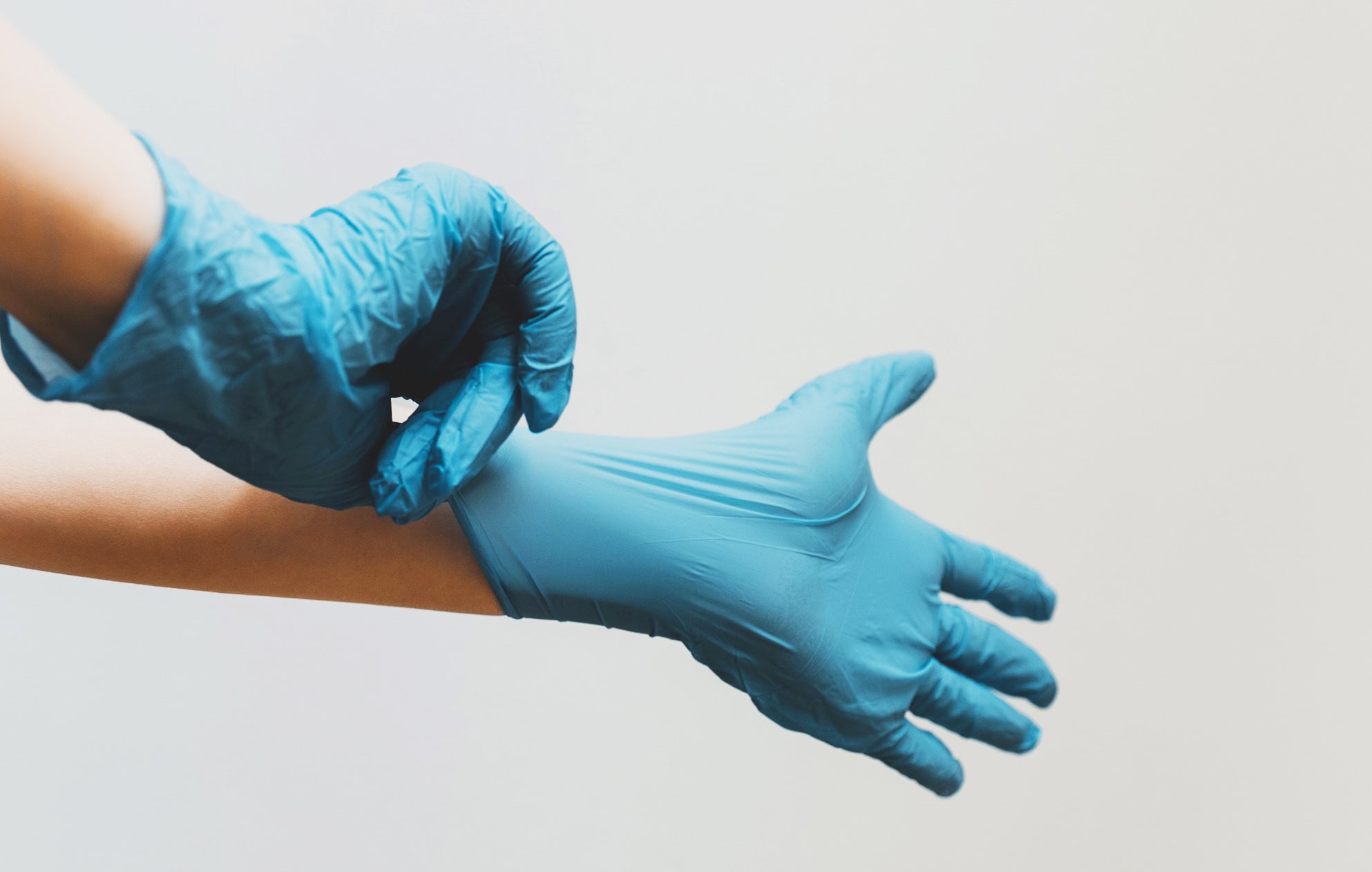 Personne mettant des gants chirurgicales 