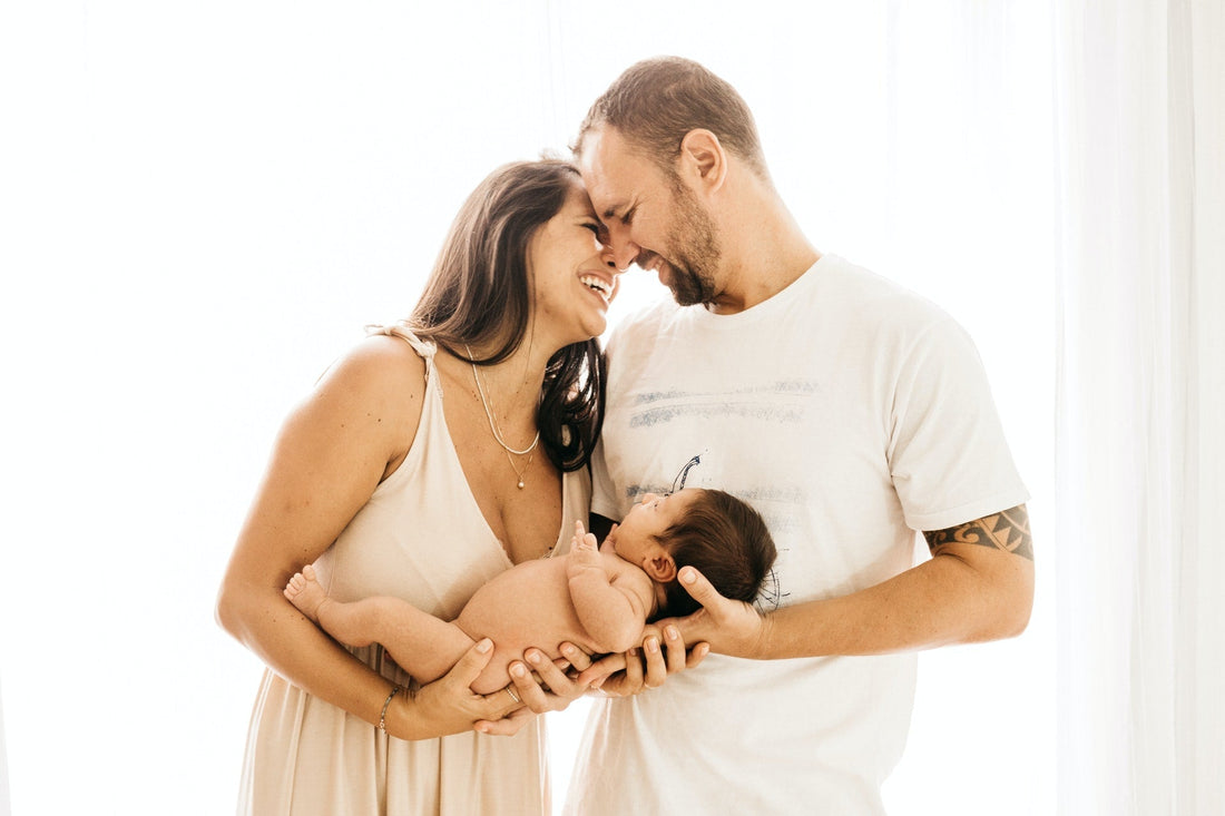 Image d'une jeune famille heureuse
