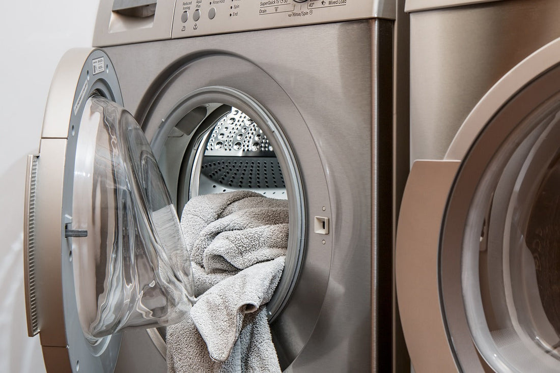 Machine à laver avec du linge 