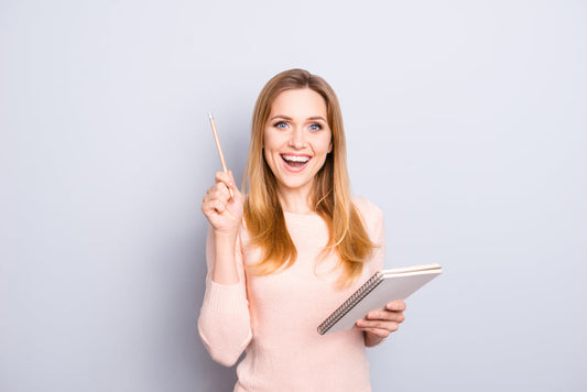 Femme prenant des notes sur son flux menstruel