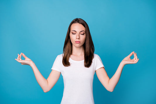 femme avec les mains en position "zen" yoga qui inspire