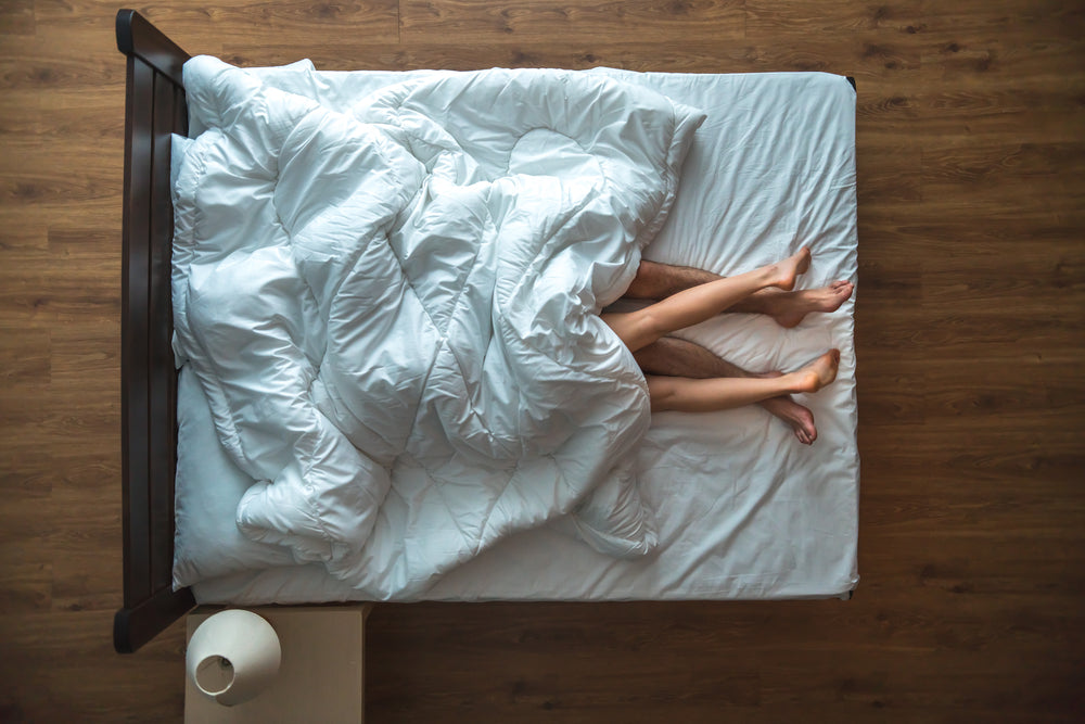 Homme et femme allongé sur un lit