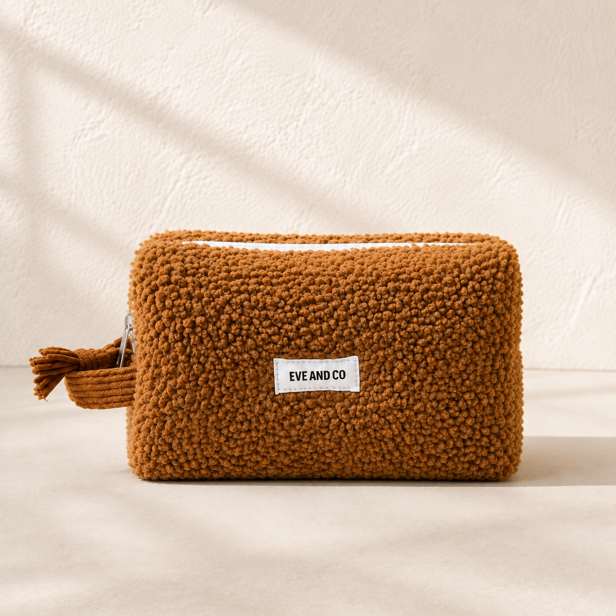 Pochette EVE AND CO en bouclette noisette, vue de face